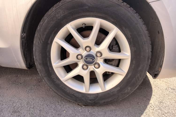 Used Ford Focus 2011 Sedan 1.8L Manual Comfort Model Right Front Wheel Hub
