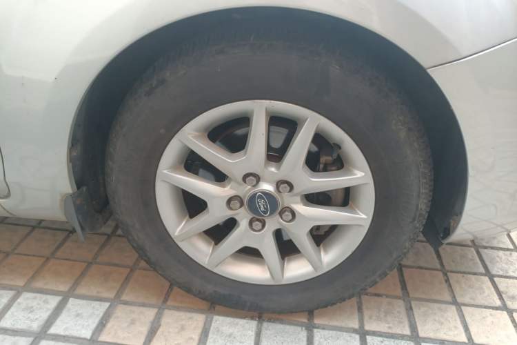 Used Ford Focus 2011 Sedan 1.8L Manual Comfort Model Right Front Wheel Hub
