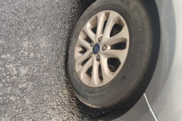 Used Ford Focus 2011 Hatchback 1.8L Automatic Fashion Edition Right Front Wheel Hub