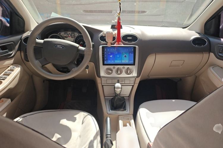 Used Ford Focus 2011 Sedan 1.8L Manual Comfort Model Center Console