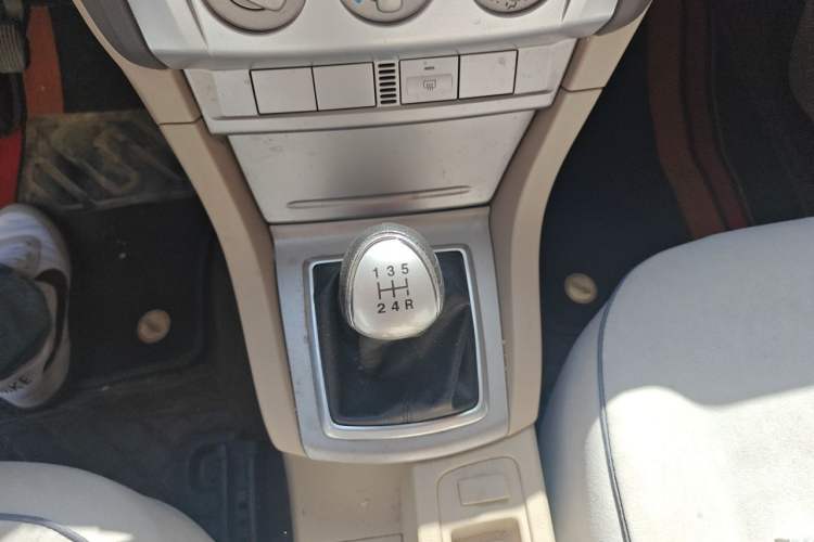 Used Ford Focus 2011 Sedan 1.8L Manual Comfort Model Gear Lever