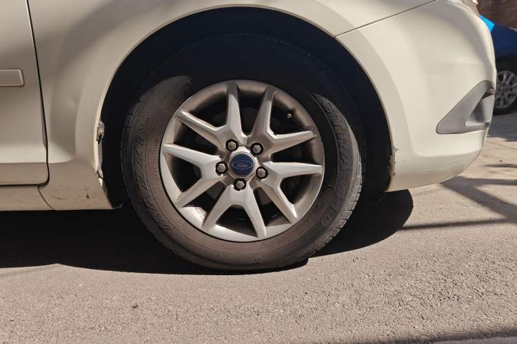 Used Ford Focus 2011 Sedan 1.8L Manual Comfort Model Right Front Wheel Hub