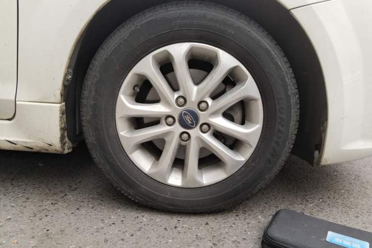 Used Ford Focus 2011 Hatchback 1.8L Automatic Fashion Edition Right Front Wheel Hub