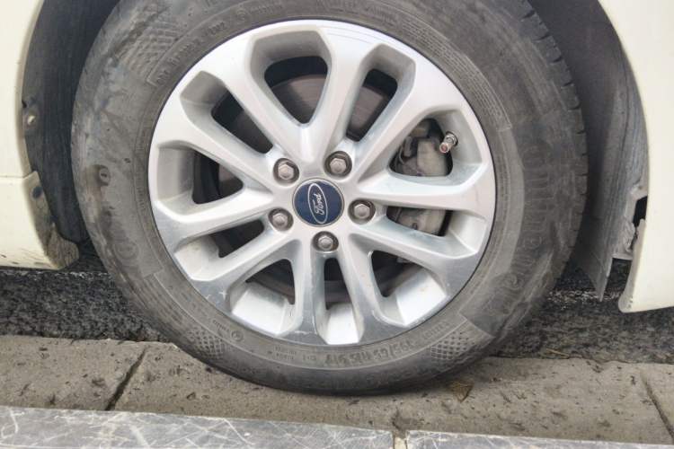 Used Ford Focus 2011 Hatchback 1.8L Automatic Fashion Edition Right Front Wheel Hub