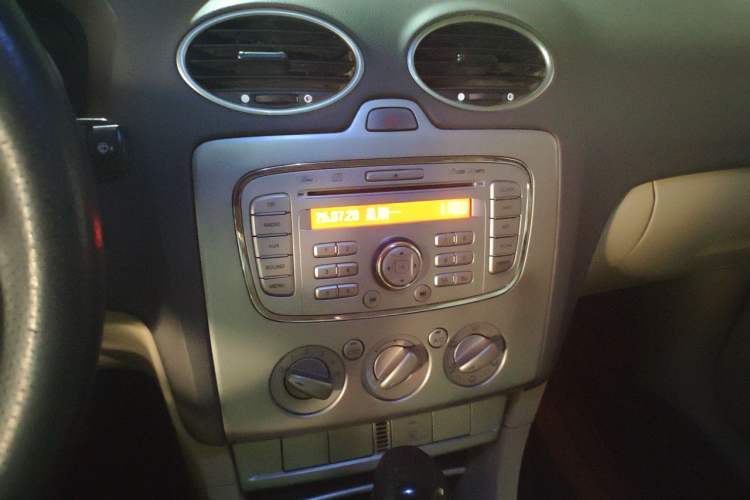 Used Ford Focus 2011 Hatchback 1.8L Automatic Fashion Edition Audio And AC Panel