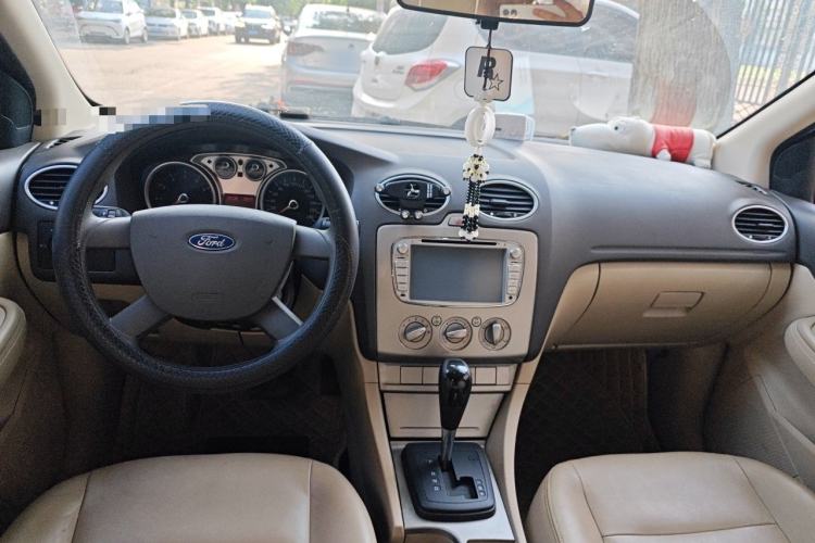 Used Ford Focus 2011 Hatchback 1.8L Automatic Fashion Edition Center Console