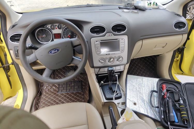 Used Ford Focus 2011 Hatchback 1.8L Automatic Fashion Edition Center Console