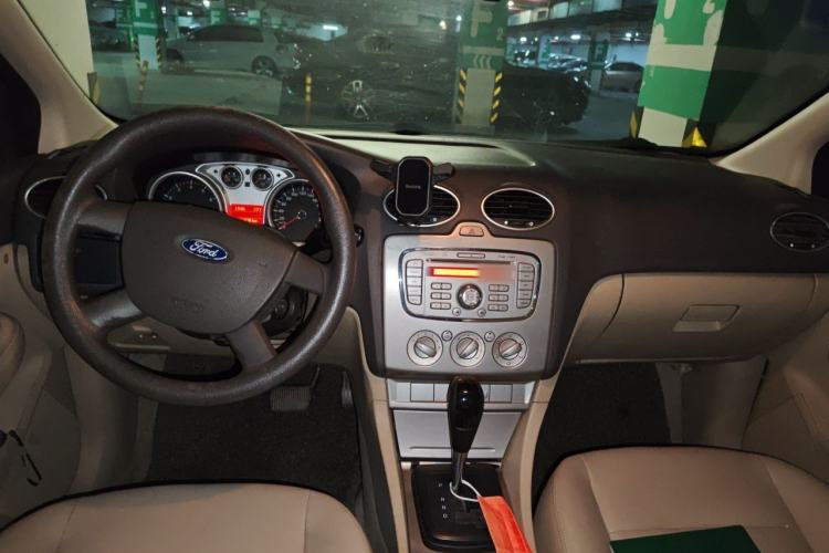 Used Ford Focus 2011 Hatchback 1.8L Automatic Fashion Edition Center Console