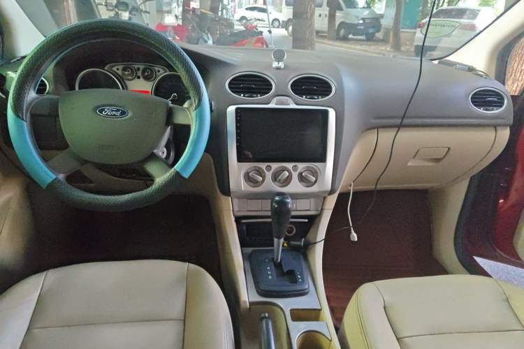 Used Ford Focus 2011 Sedan 1.8L Automatic Fashion Edition Center Console