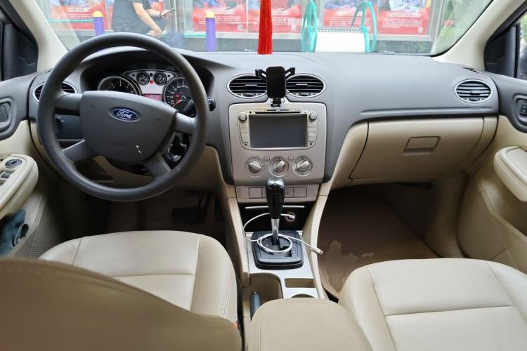 Used Ford Focus 2011 Hatchback 1.8L Automatic Fashion Edition Center Console