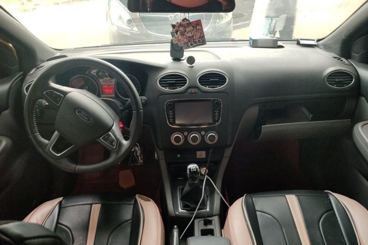 Used Ford Focus 2011 Hatchback 1.8L Manual Comfort Model Center Console