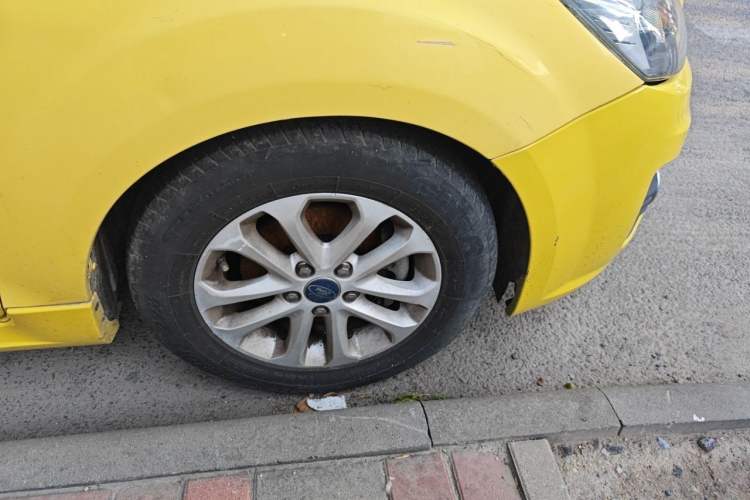 Used Ford Focus 2011 Hatchback 1.8L Automatic Fashion Edition Right Front Wheel Hub