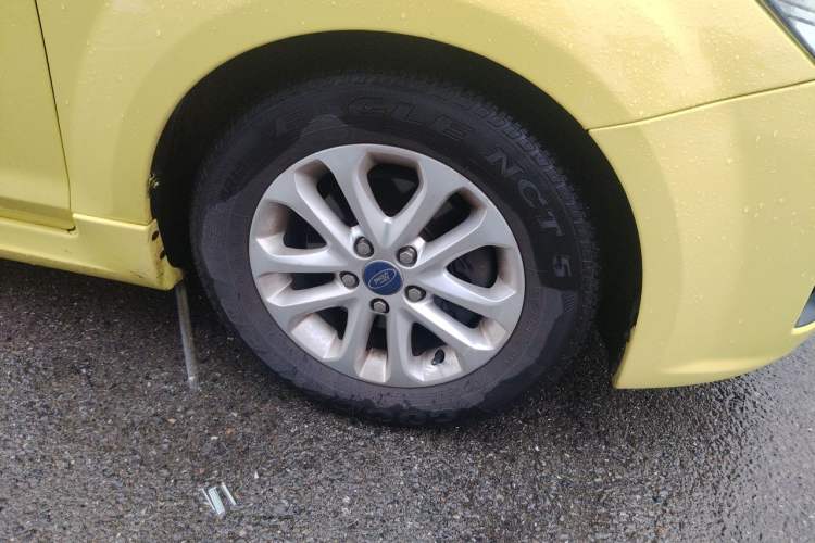 Used Ford Focus 2011 Hatchback 1.8L Automatic Fashion Edition Right Front Wheel Hub