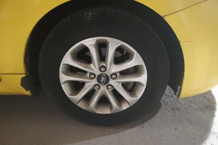 Used Ford Focus 2011 Hatchback 1.8L Automatic Fashion Edition Right Front Wheel Hub