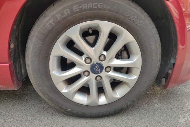 Used Ford Focus 2011 Hatchback 1.8L Automatic Fashion Edition Right Front Wheel Hub