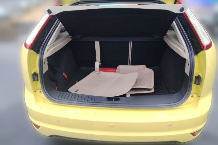 Used Ford Focus 2011 Hatchback 1.8L Automatic Fashion Edition Trunk