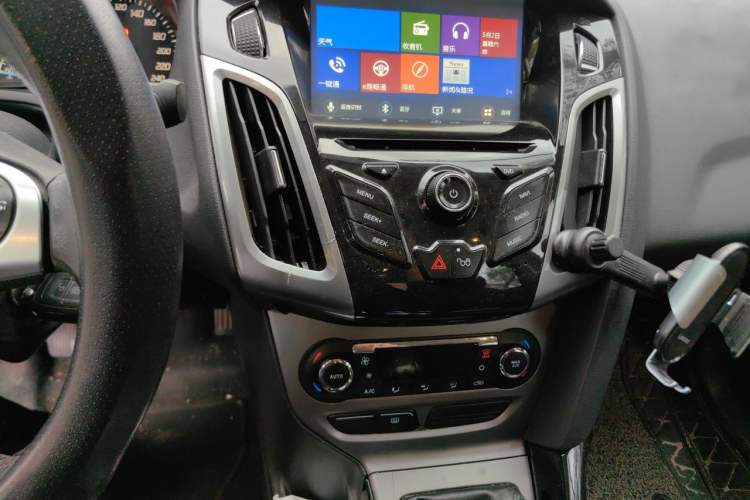 Used Ford Focus 2012 Sedan 1.6L Manual Fashion Edition Audio And AC Panel