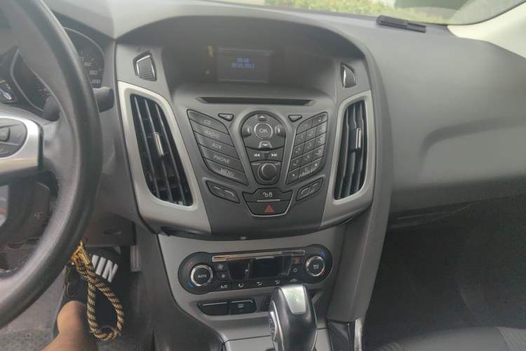 Used Ford Focus 2012 Sedan 1.6L Automatic Comfort Model Audio And AC Panel