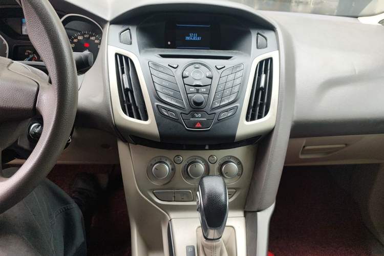 Used Ford Focus 2012 Sedan 1.6L Automatic Comfort Model Audio And AC Panel