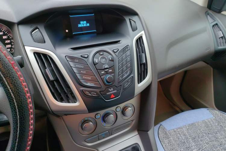 Used Ford Focus 2012 Sedan 1.6L Manual Comfort Model Audio And AC Panel