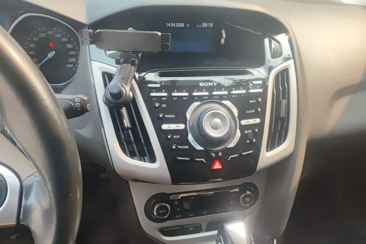Used Ford Focus 2012 Hatchback 2.0L Automatic Luxury Sport Model Audio And AC Panel