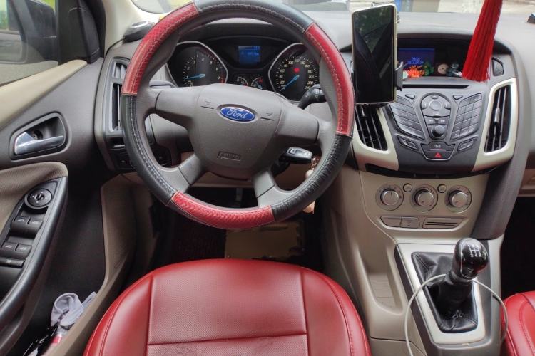 Used Ford Focus 2012 Sedan 1.6L Manual Comfort Model Center Console