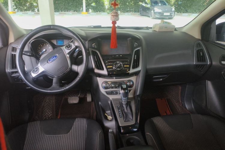 Used Ford Focus 2012 Sedan 1.6L Automatic Fashion Edition Center Console