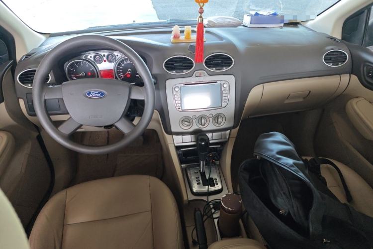 Used Ford Focus 2012 Sedan Classic 1.8L Automatic Fashion Edition Center Console