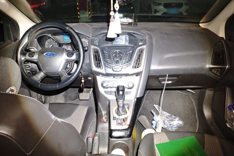 Used Ford Focus 2012 Sedan 1.6L Automatic Fashion Edition Center Console