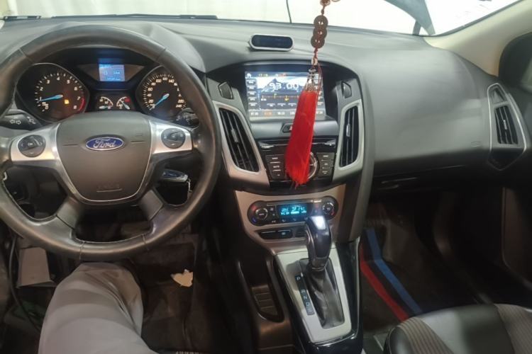 Used Ford Focus 2012 Sedan 1.6L Automatic Fashion Edition Center Console