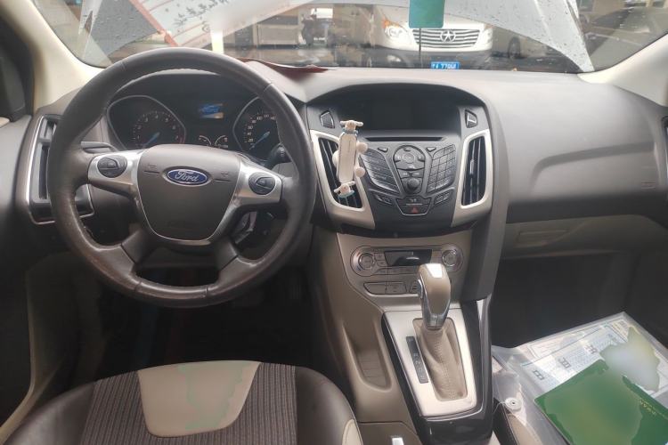 Used Ford Focus 2012 Sedan 1.6L Automatic Fashion Edition Center Console