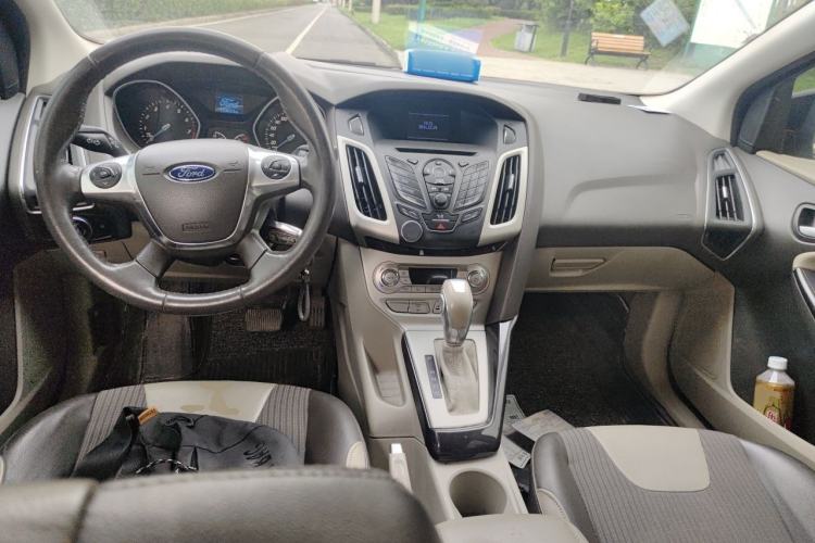 Used Ford Focus 2012 Sedan 1.6L Automatic Fashion Edition Center Console