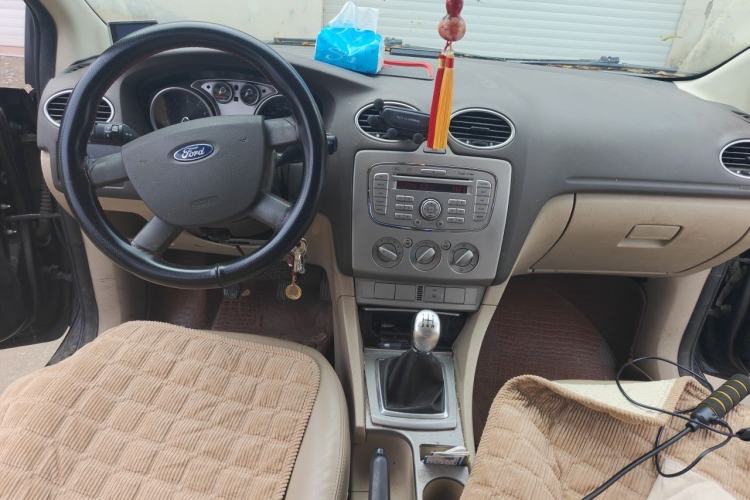 Used Ford Focus 2012 Sedan Classic 1.8L Manual Base Model Center Console