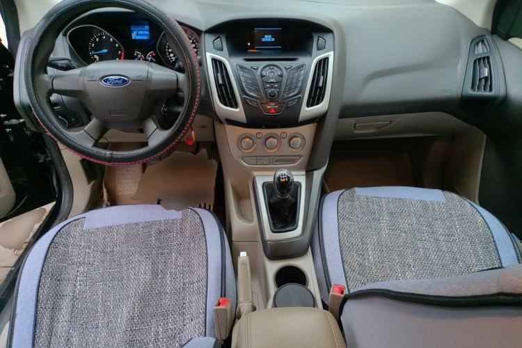 Used Ford Focus 2012 Sedan 1.6L Manual Comfort Model Center Console
