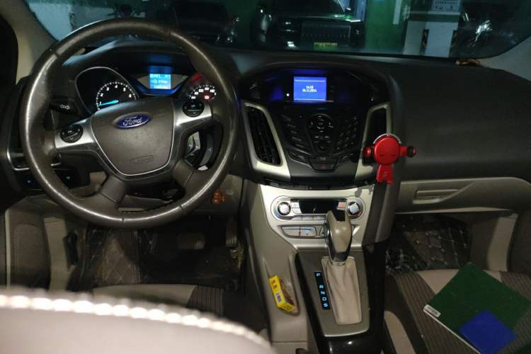 Used Ford Focus 2012 Sedan 1.6L Automatic Fashion Edition Center Console