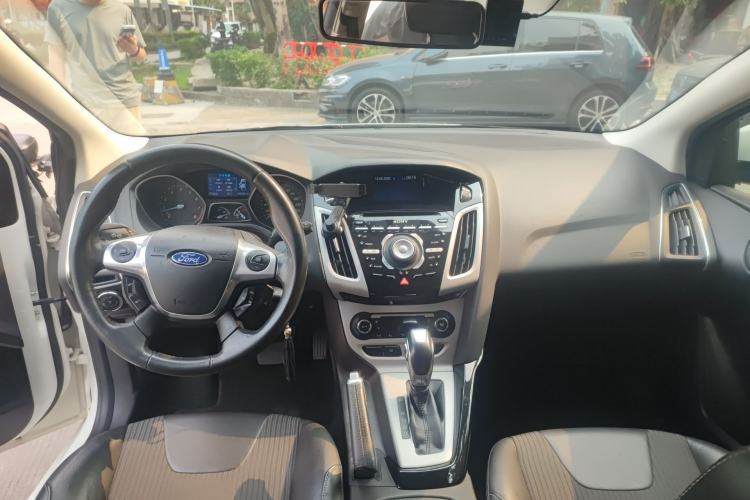 Used Ford Focus 2012 Hatchback 2.0L Automatic Luxury Sport Model Center Console