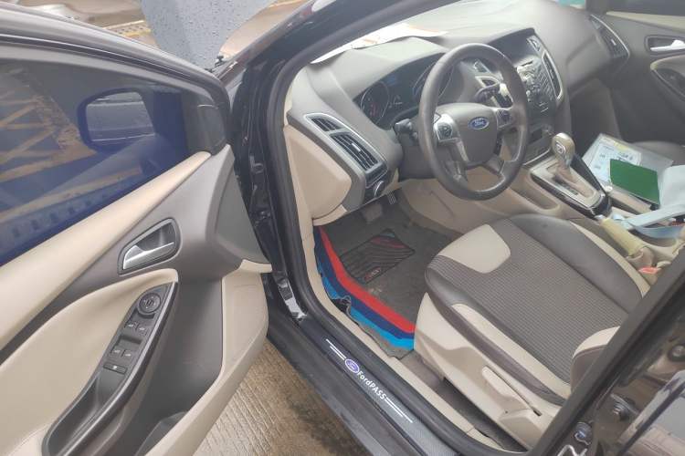 Used Ford Focus 2012 Sedan 1.6L Automatic Fashion Edition Driver Seat