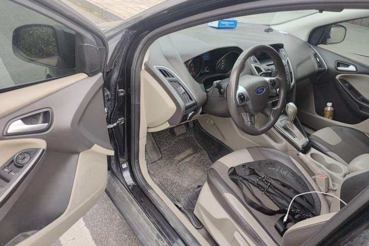 Used Ford Focus 2012 Sedan 1.6L Automatic Fashion Edition Driver Seat