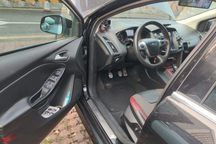 Used Ford Focus 2012 Hatchback 2.0L Manual Luxury Sport Model Driver Seat