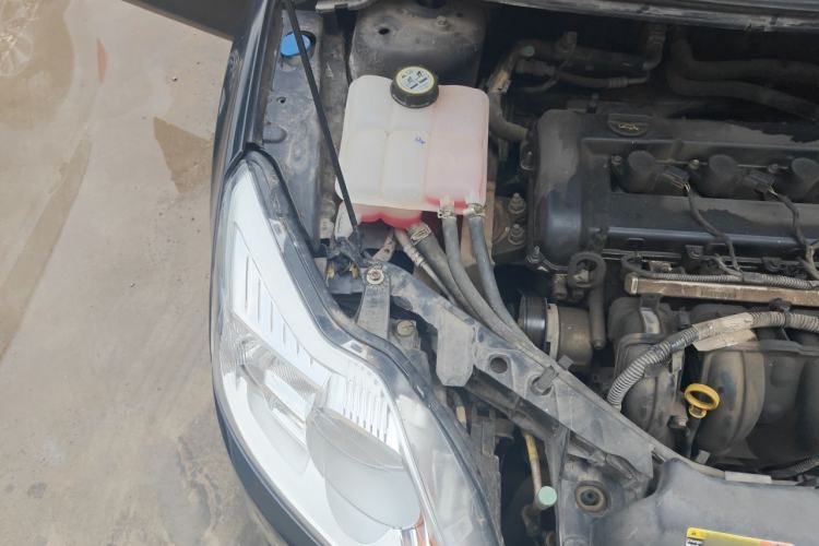 Used Ford Focus 2012 Sedan Classic 1.8L Manual Base Model Engine Bay Right