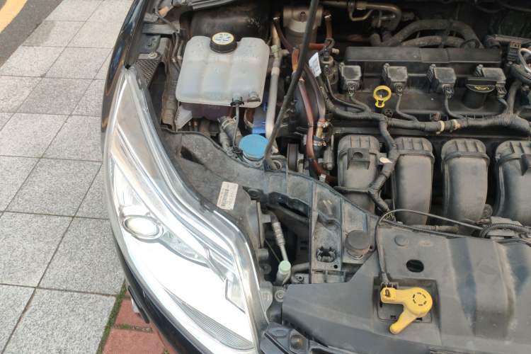 Used Ford Focus 2012 Hatchback 2.0L Manual Luxury Sport Model Engine Bay Right
