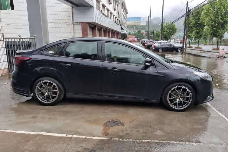 Used Ford Focus 2012 Sedan 1.6L Manual Comfort Model Exterior 2