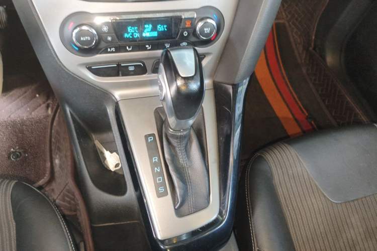 Used Ford Focus 2012 Sedan 1.6L Automatic Fashion Edition Gear Lever