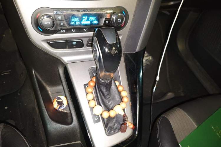 Used Ford Focus 2012 Sedan 1.6L Automatic Fashion Edition Gear Lever