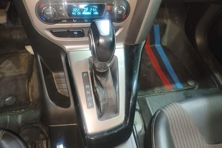 Used Ford Focus 2012 Sedan 1.6L Automatic Fashion Edition Gear Lever