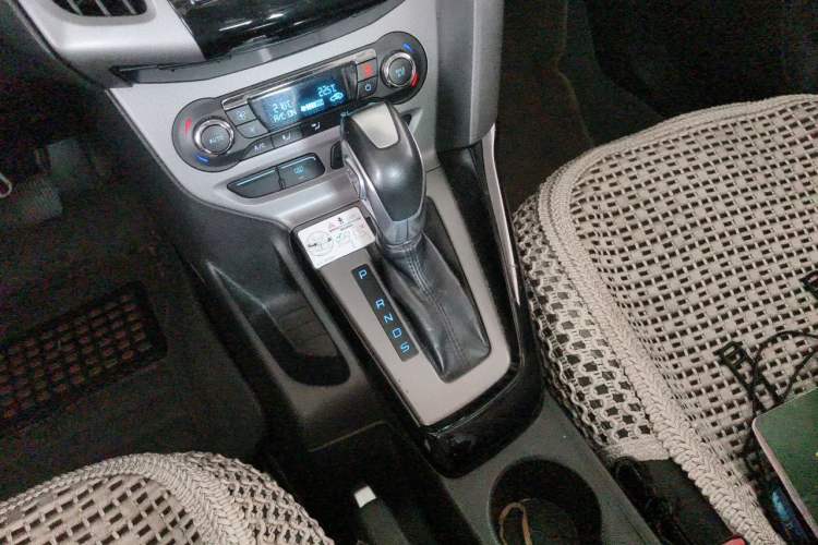 Used Ford Focus 2012 Sedan 1.6L Automatic Fashion Edition Gear Lever