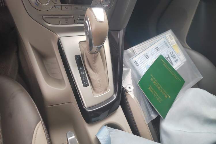 Used Ford Focus 2012 Sedan 1.6L Automatic Fashion Edition Gear Lever