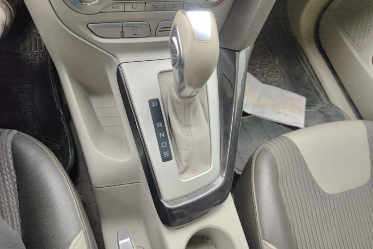 Used Ford Focus 2012 Sedan 1.6L Automatic Fashion Edition Gear Lever