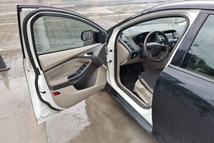 Used Ford Focus 2012 Sedan 1.6L Manual Comfort Model Interior 2