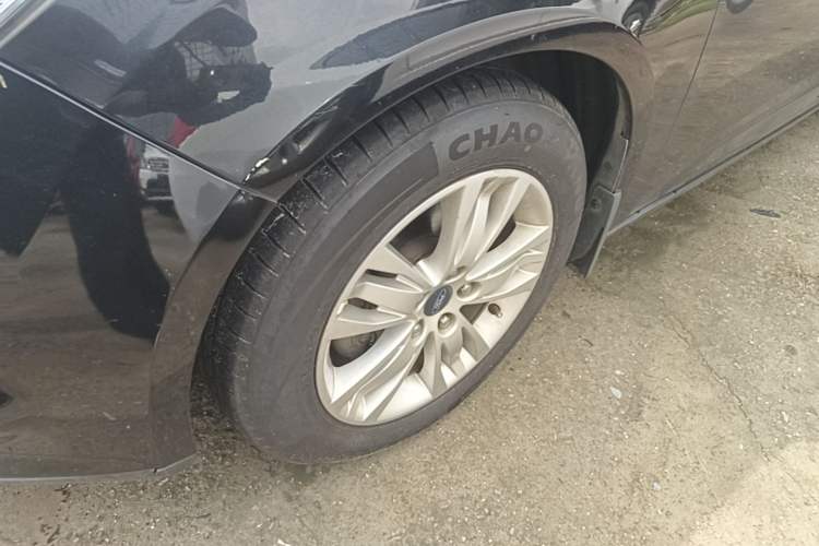 Used Ford Focus 2012 Sedan 1.6L Automatic Comfort Model Left Front Wheel Hub